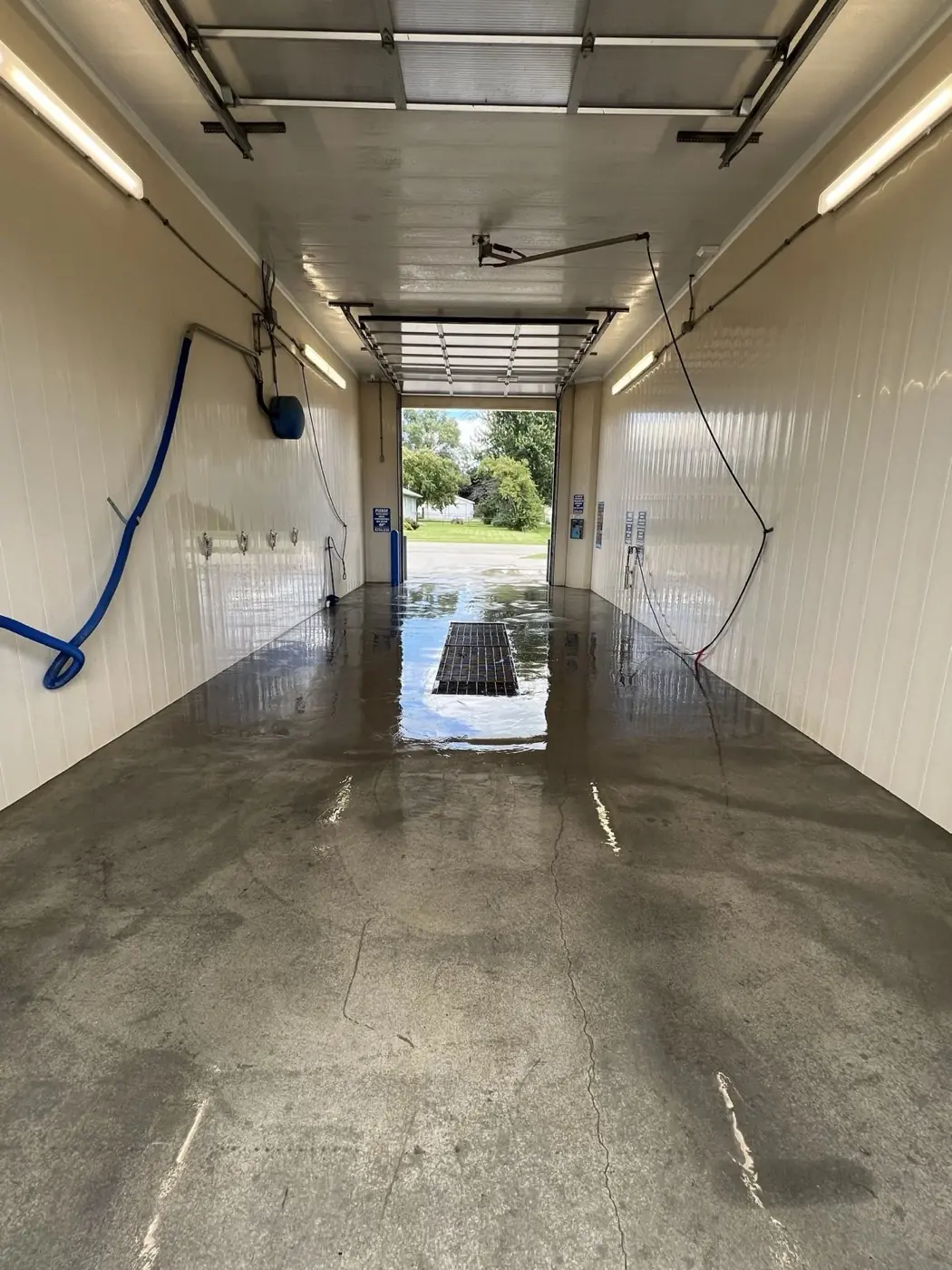 Commercial car wash bay cleaning